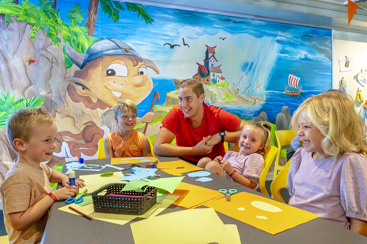 Actividad creativa para ni�os con animador en el camping CAPFUN Vlinderloo en Enschede.