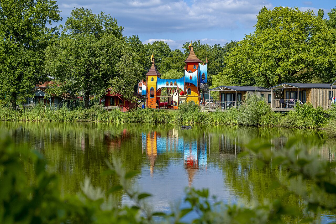Parque infantil castillo colorido, Mobil-homes y lago en el camping CAPFUN Vlinderloo en Enschede.