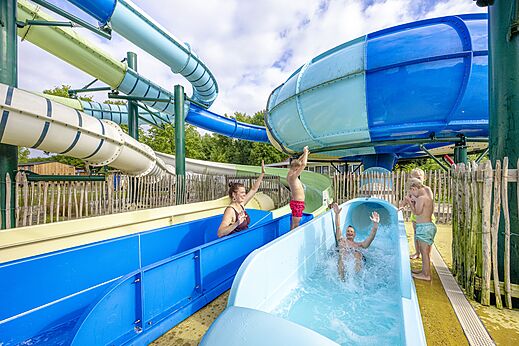 Toboganes acuáticos coloridos y variados en el camping CAPFUN Vlinderloo en Enschede.