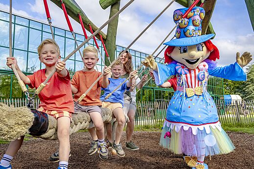 Niños en gran columpio con mascota en el camping CAPFUN Vlinderloo en Enschede
