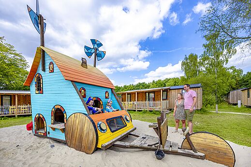 Zona de juegos colorida con niños jugando en el camping CAPFUN Vlinderloo en Enschede.