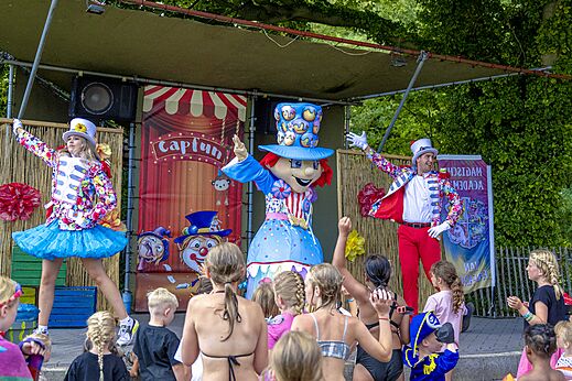 Espectáculo de animación con mascotas y animadores en el camping CAPFUN Vlinderloo en Enschede.
