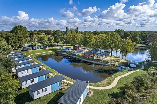 Casas móviles modernas y estanque vistas desde el cielo en el camping CAPFUN Vlinderloo en Enschede.