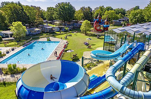 Toboganes acuáticos gigantes y piscina exterior en el camping CAPFUN Vlinderloo en Enschede.