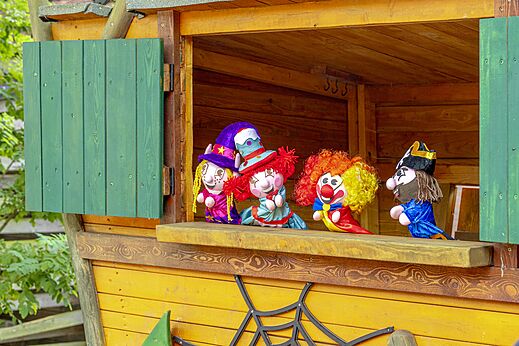 Títeres coloridos en ventana de teatro de juegos en el camping CAPFUN Vlinderloo en Enschede.