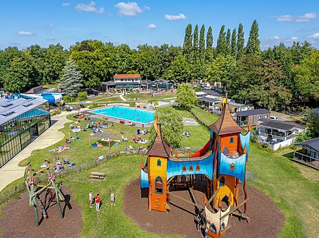 Gran castillo de juegos y piscina exterior en el camping CAPFUN Vlinderloo en Enschede.