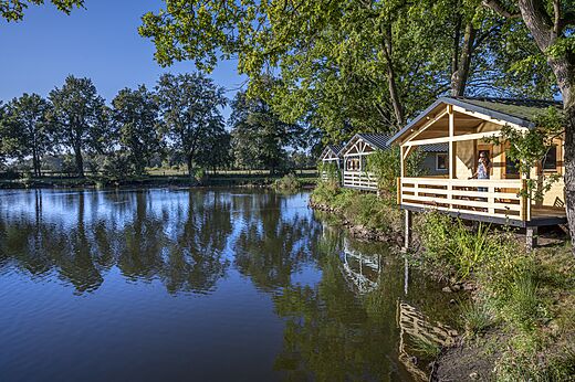 Casas móviles sobre pilotes junto a un lago, camping CAPFUN Vlinderloo Enschede.