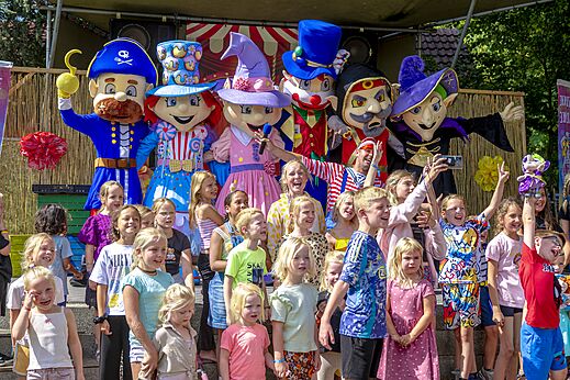 Mascotas coloridas y niños felices durante una animación en el camping CAPFUN Vlinderloo en Enschede.