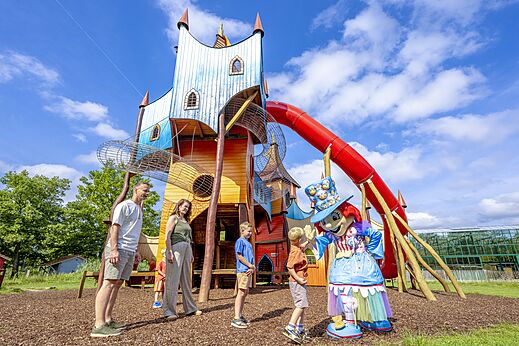 Gran estructura de juegos colorida con tobogán y mascota en el camping CAPFUN Vlinderloo en Enschede.