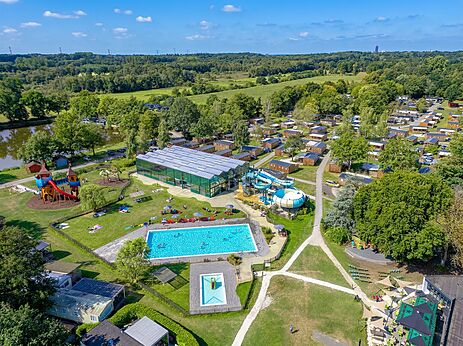Vista aérea del camping, piscinas, toboganes, Mobil-homes en el camping CAPFUN Vlinderloo en Enschede.