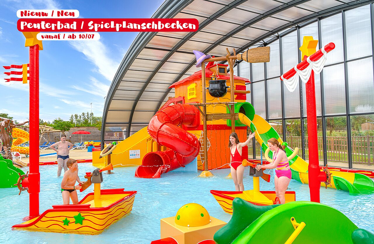 Piscina cubierta, toboganes y juegos acu�ticos en camping CAPFUN De Waldsang, Bakkeveen.