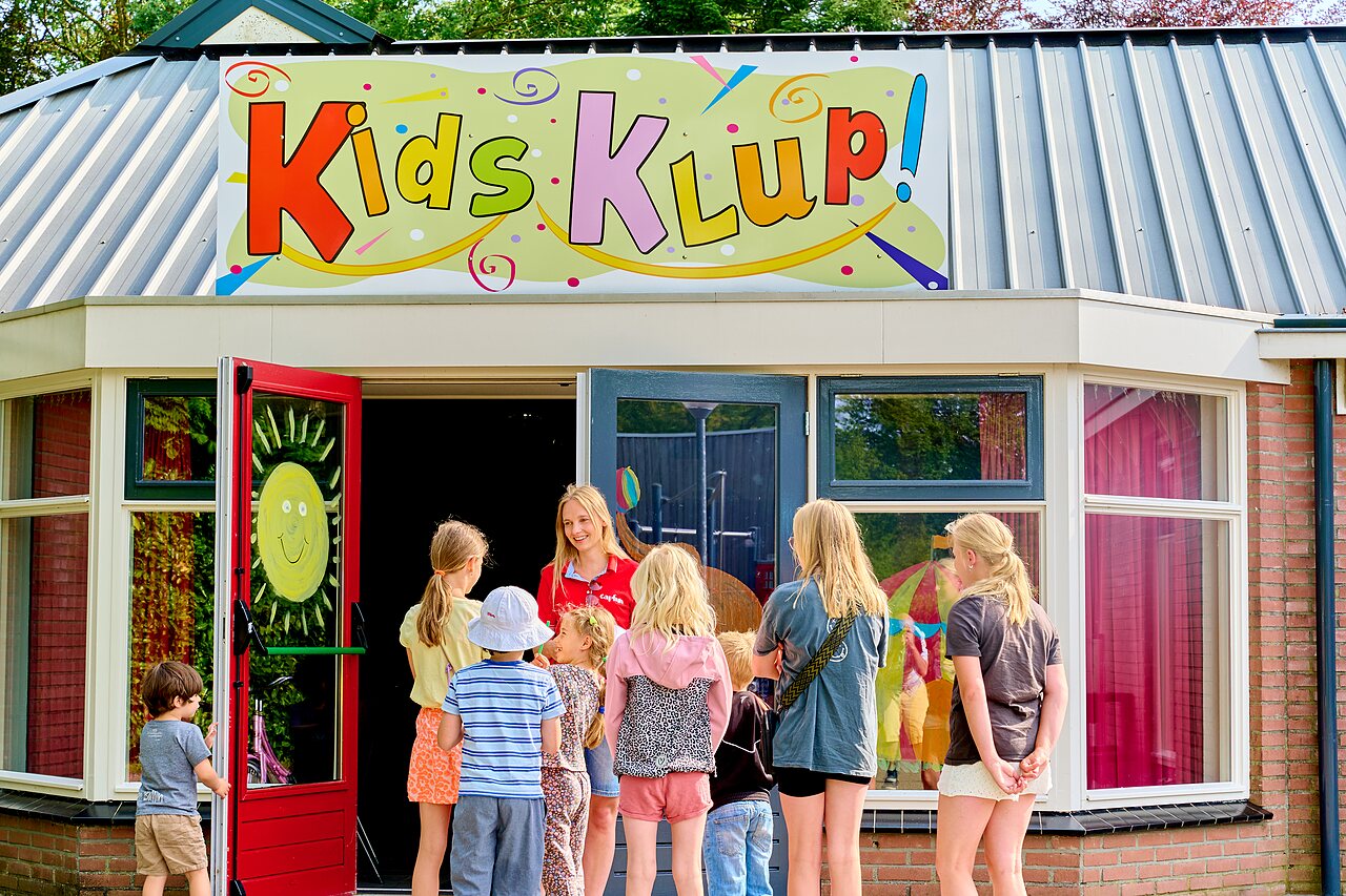 Ni�os con animador frente al Kids Klup en camping CAPFUN De Waldsang Bakkeveen.