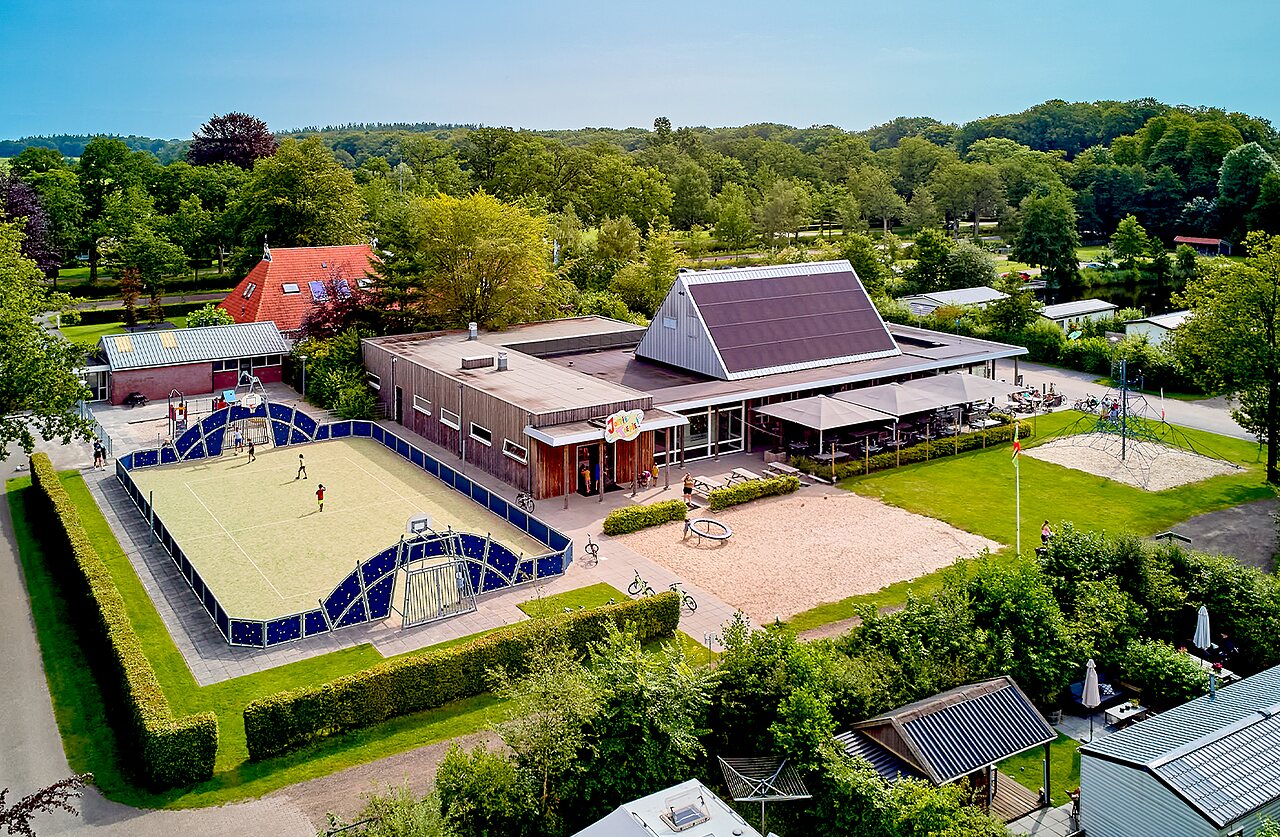 Pista multideporte, �rea de juegos, restaurante en el camping CAPFUN De Waldsang en Bakkeveen.