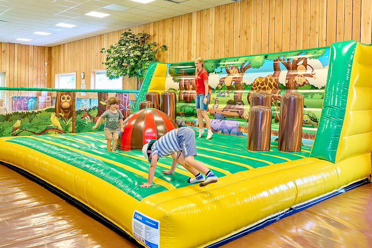 Zona de juegos hinchable interior para ni�os en camping CAPFUN De Waldsang, Bakkeveen.