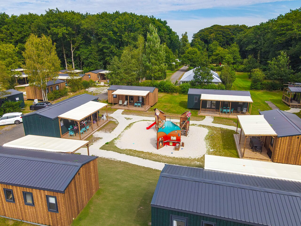 Mobil-homes y parque infantil, vista a�rea en camping CAPFUN De Waldsang en Bakkeveen.