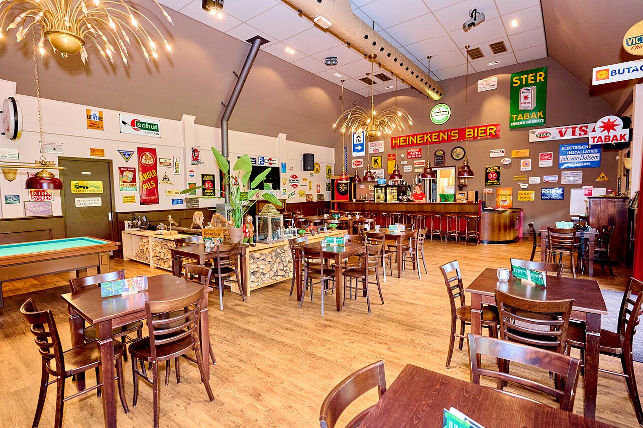 Bar, mesas de restaurante y billar en el camping CAPFUN De Waldsang en Bakkeveen.
