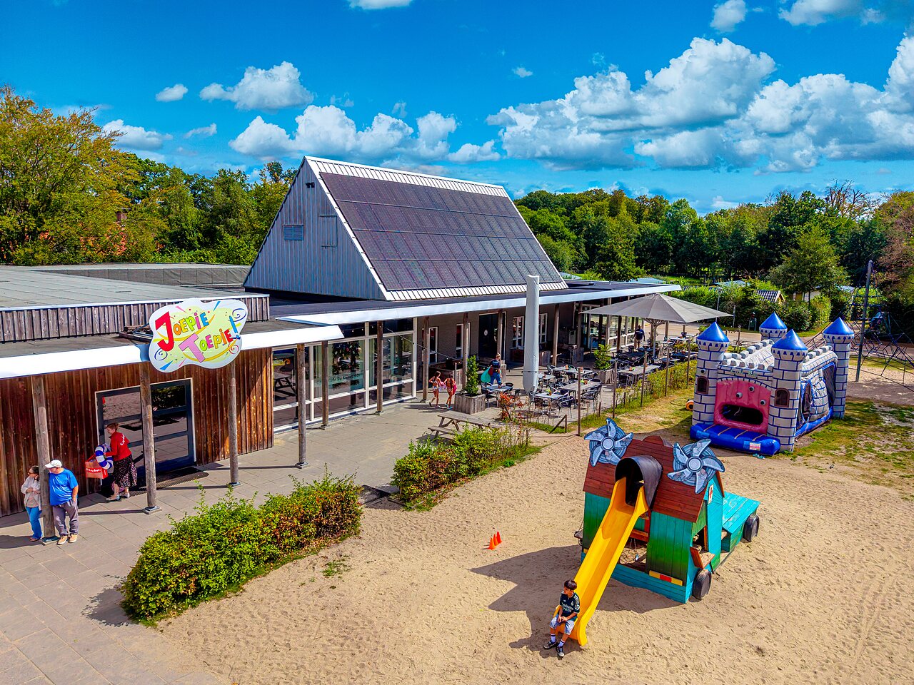 Zona de juegos, restaurante con terraza en CAPFUN De Waldsang en Bakkeveen.