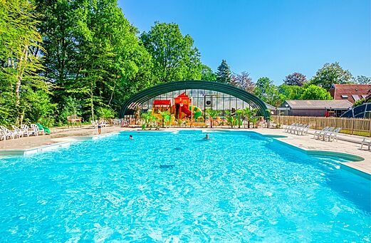 Piscina cubierta, familia y niños jugando en el camping CAPFUN De Waldsang en Bakkeveen.
