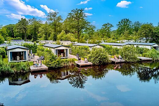 Modernos Mobil-homes junto al agua, vista aérea en el camping CAPFUN De Waldsang en Bakkeveen.