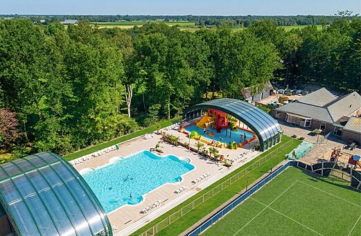 Piscina exterior, zona acuática cubierta y juegos en el camping CAPFUN De Waldsang.