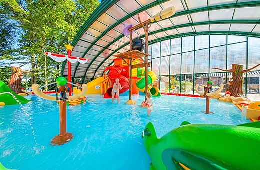 Zona acuática cubierta con toboganes y juegos de agua en CAPFUN De Waldsang.