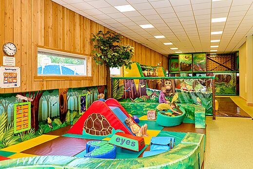 Zona de juegos interior temática jungla para niños en CAPFUN De Waldsang.