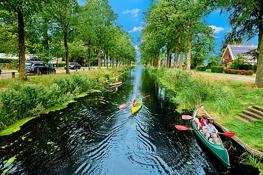 Actividades náuticas en el canal arbolado del camping CAPFUN De Waldsang en Bakkeveen.