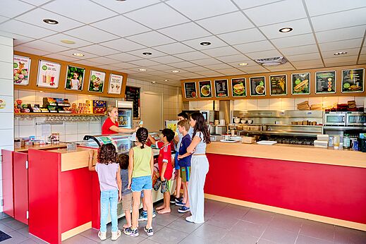 Mostrador de helados y aperitivos en el camping CAPFUN De Waldsang en Bakkeveen.