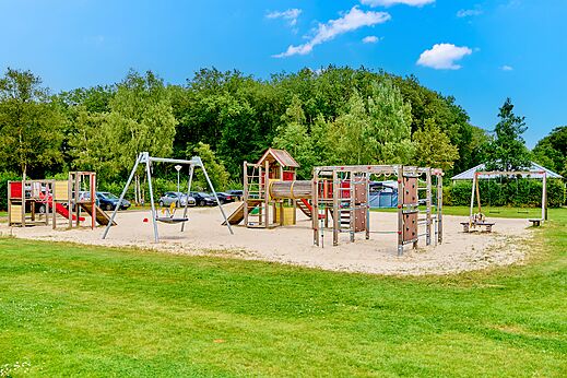 Gran parque infantil con columpios y toboganes en el camping CAPFUN De Waldsang en Bakkeveen.