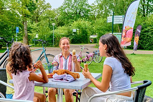 Mobil-homes modernos con terrazas, área común en camping CAPFUN De Waldsang en Bakkeveen.