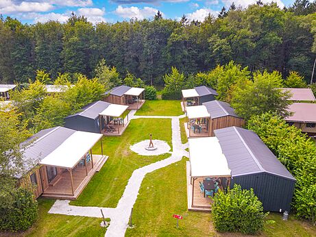Casas móviles modernas con terrazas de madera en el camping CAPFUN De Waldsang en Bakkeveen.