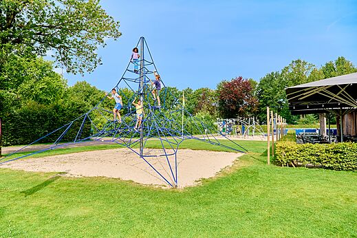 Gran estructura de escalada de cuerdas para niños en el camping CAPFUN De Waldsang en Bakkeveen.