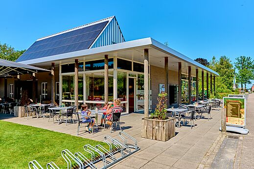 Terraza de restaurante exterior, edificio solar en el camping CAPFUN De Waldsang en Bakkeveen.