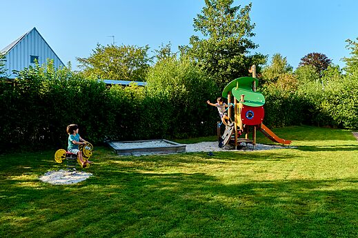 Parque para perros con obstáculos para canes en el camping CAPFUN De Waldsang en Bakkeveen.