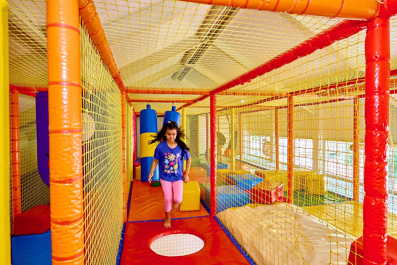 Ni�a jugando en el �rea de juegos interior del camping CAPFUN Wieskamp en Winterswijk Henxel.
