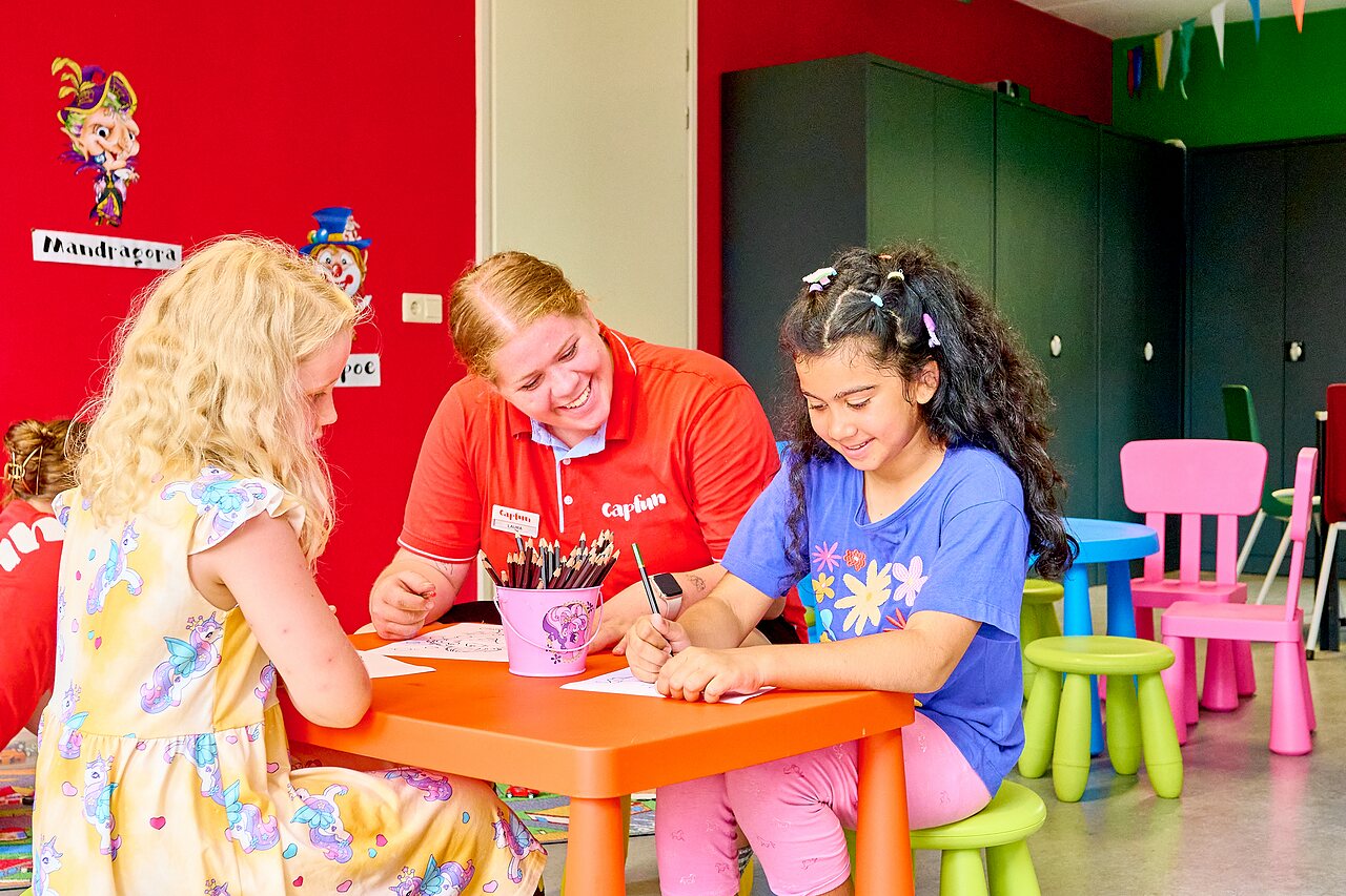 Ni�os coloreando con animador en actividad del camping CAPFUN Wieskamp en Winterswijk Henxel.