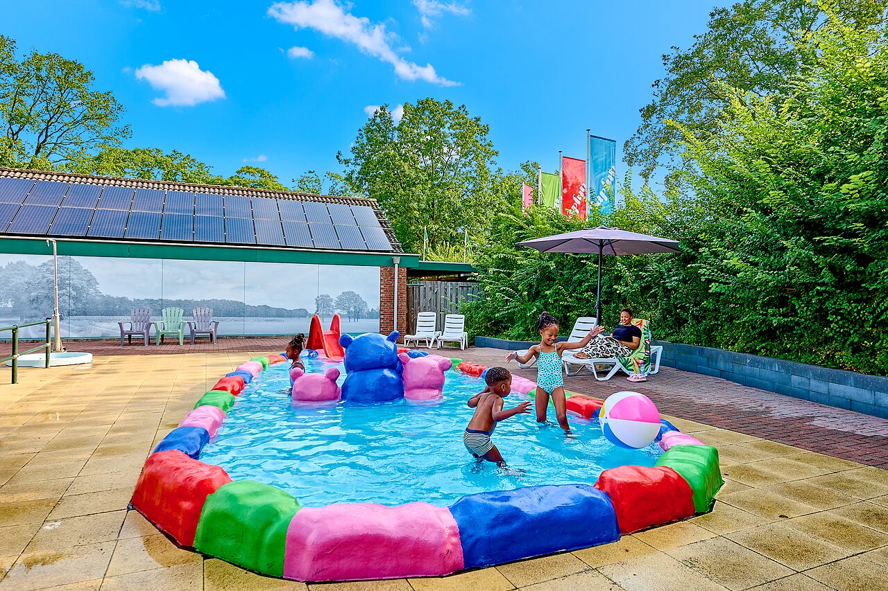 Piscina infantil colorida con juegos acu�ticos en camping CAPFUN Wieskamp, Winterswijk Henxel.