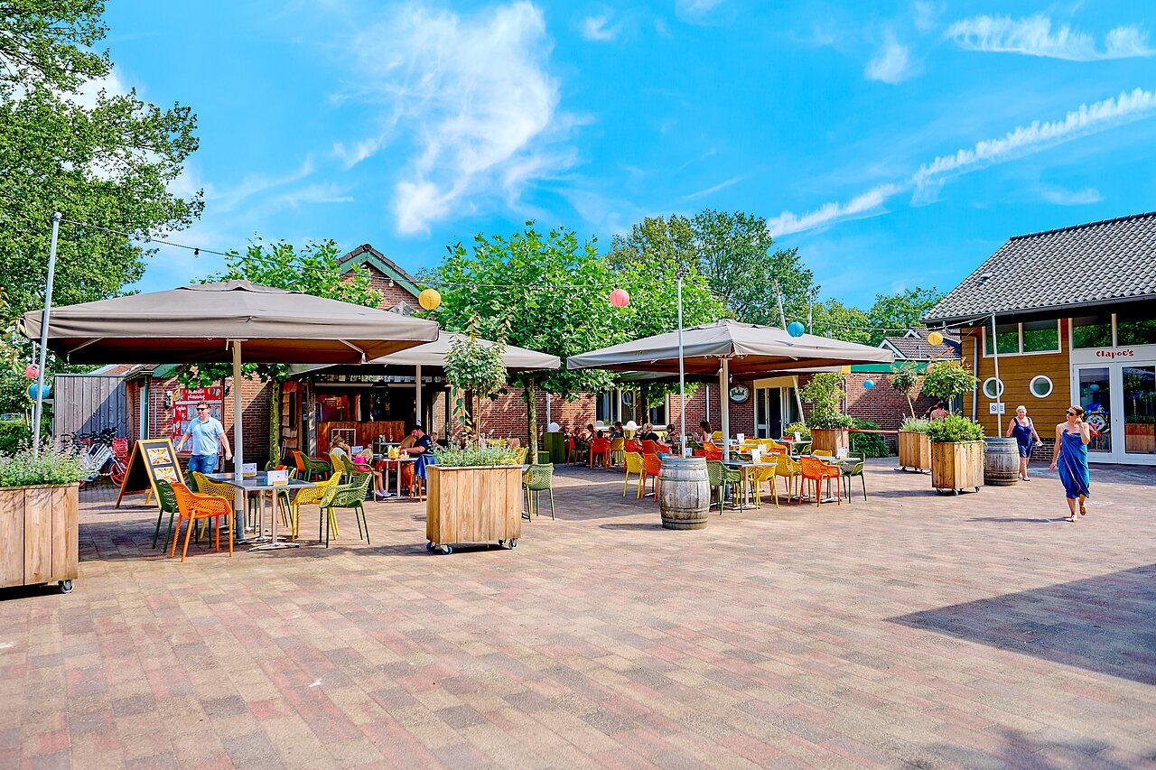 Terraza exterior de restaurante animada con clientes en CAPFUN Wieskamp, Winterswijk Henxel.