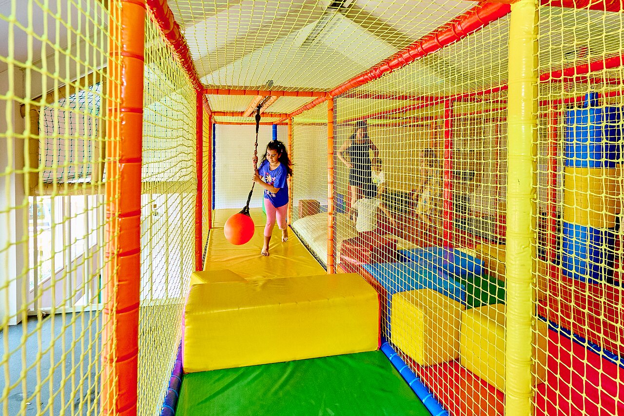 �rea de juegos interior colorida con ni�o jugando, en el camping CAPFUN Wieskamp en Winterswijk Henxel.