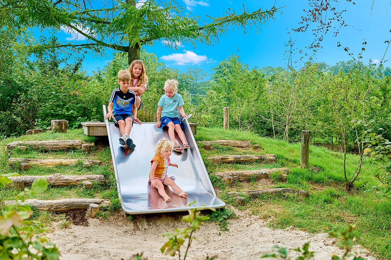 Tobog�n y ni�os jugando en el camping CAPFUN Wieskamp, Winterswijk Henxel.