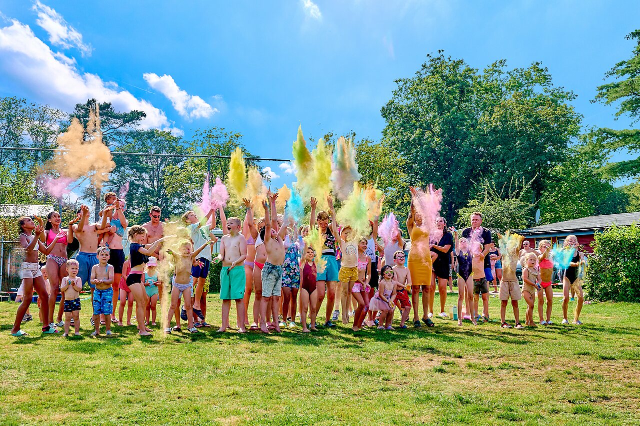 Fiesta de polvos de colores con ni�os y adultos en el camping CAPFUN Wieskamp en Winterswijk Henxel.