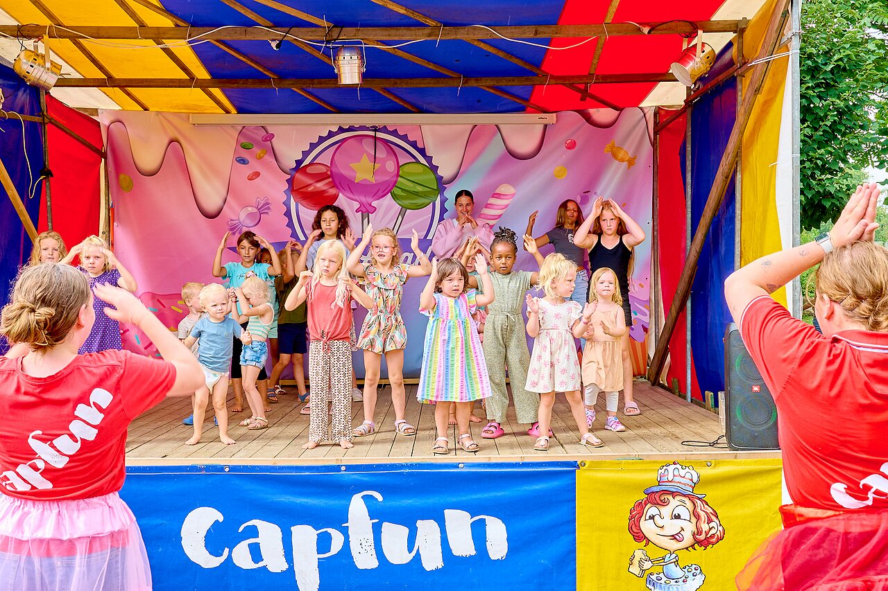 Espect�culo de animaci�n infantil en escenario del camping CAPFUN Wieskamp en Winterswijk Henxel.