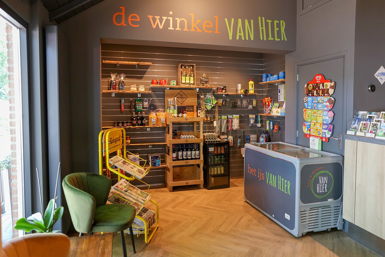 Tienda de comestibles del camping con productos locales y helados en el camping CAPFUN Wieskamp en Winterswijk Henxel.