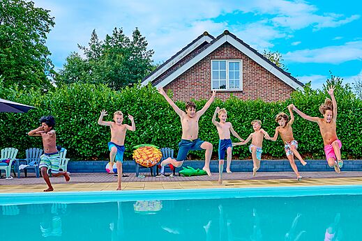 Piscina exterior, niños saltando en el camping CAPFUN Wieskamp, Winterswijk Henxel.