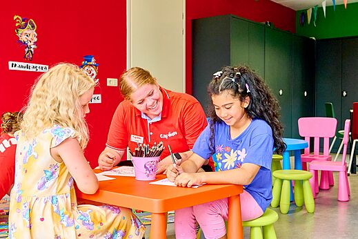 Animación infantil con colorear y animadora en el camping CAPFUN Wieskamp en Winterswijk Henxel.
