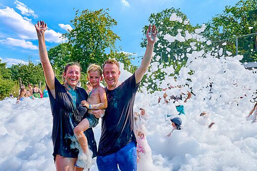 Familia en fiesta de espuma, camping CAPFUN Wieskamp, Winterswijk Henxel.