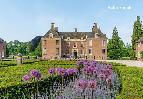 Castillo histórico con jardines floridos en la hermosa región de Achterhoek.