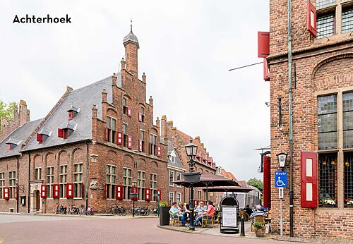 Plaza histórica con edificios antiguos y terrazas de café en Achterhoek.