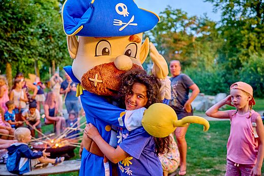 Animación con mascota pirata y niño en el camping CAPFUN Wieskamp en Winterswijk Henxel.