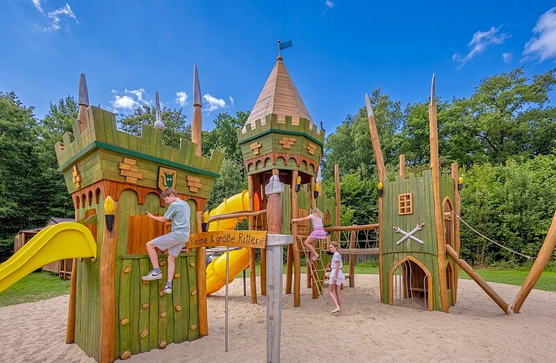 Juego Carabouille - Parque infantil de madera con toboganes y ni�os en el camping CAPFUN het Winkel en Winterswijk.